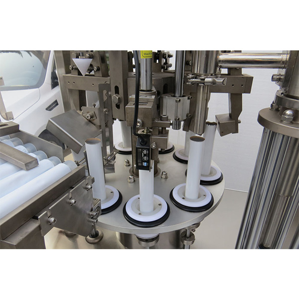 Machine automatique de remplissage de tube souple de cirage à chaussures