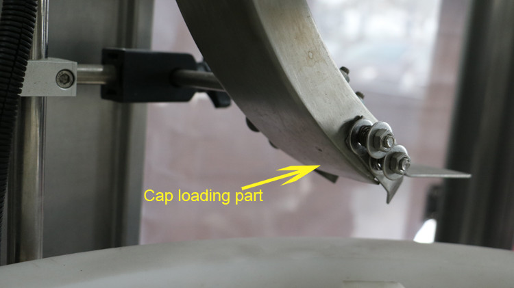 Machine de remplissage de bouteilles rondes de 500 ml avec étanchéité du bouchon et fonctionnement de la roue en étoile