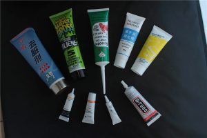 Machine de remplissage de tube cosmétique d'étanchéité par ultrasons